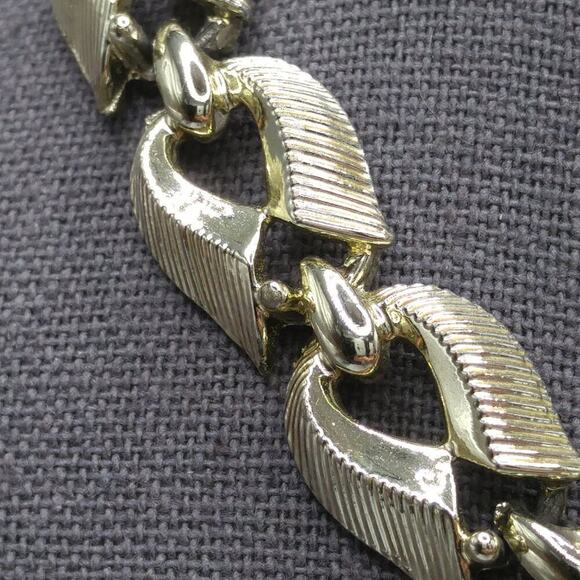 Vintage Gold Tone Necklace, Textured Links, Hook Clasp, 1950s, 16 Inch - Picture 3 of 10